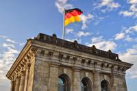 Deutscher Reichstag mit Deutschlandfahne